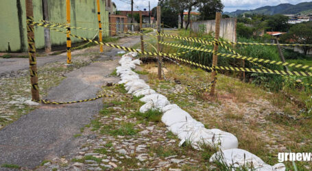 GRNEWS TV: Muro do Campo do Rio Branco caiu há mais de uma ano e cratera avança colocando em risco imóveis vizinhos