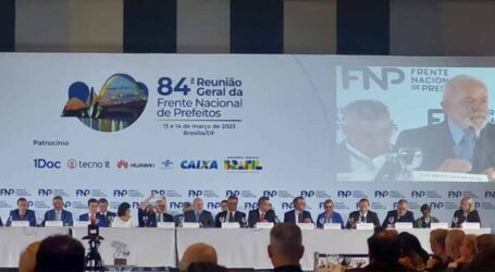 Elias Diniz participa de posse de nova diretoria da FNP e durante o evento Lula defende retomada do diálogo federativo