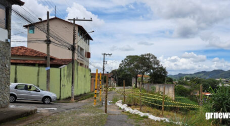 Risco aumenta com erosão na Rua José Gregório perto do Campo do Rio Branco e morador muda de casa para proteger a família