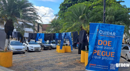 Cuidar Assistência instala Varal Solidário no Centro de Pará de Minas para aquecer a quem sente frio