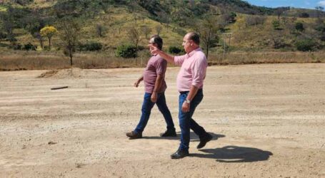 Prefeitura inicia terraplenagem para construir campo de futebol e vestiário em Meireles; escola pode ser inaugurada em setembro