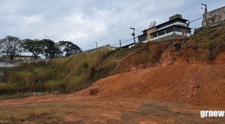 GRNEWS TV: Começam as obras de reparação de muro do Campo do Rio Branco que levou junto boa parte de rua paralela