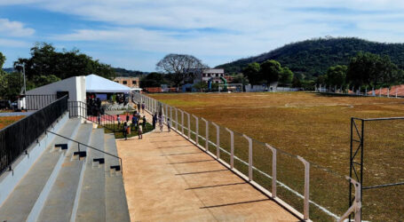 Prefeitura entrega obras de modernização e revitalização em campo de futebol, quadra e creche no Distrito de Tavares de Minas