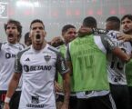 Galos goleia o Flamengo no Maracanã e segue na briga pelo título do Brasileirão