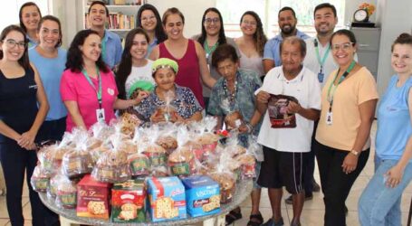 Equipe da Águas de Pará de Minas doa 70 panetones e chocotones para moradores da Cidade Ozanan