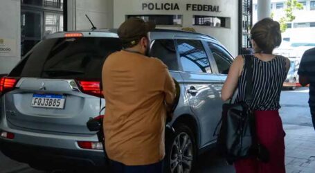 Carlos Bolsonaro presta depoimento à Polícia Federal no Rio de Janeiro
