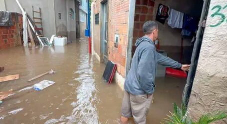 Córrego transborda e invade casas no Distrito Federal