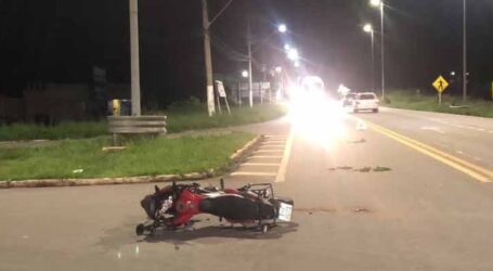 Condutor é socorrido, após colisão entre carro e moto na BR 494 em Divinópolis