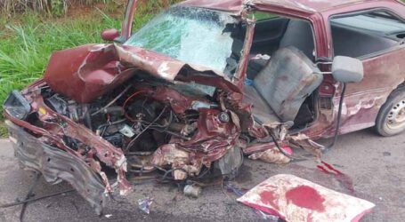 Condutor é socorrido inconsciente após bater carro contra caminhão em Itaúna; passageira diz que consumiram bebida alcóolica