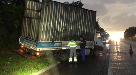 Caminhão sai pista e bate contra barranco na MG 050 em Itaúna