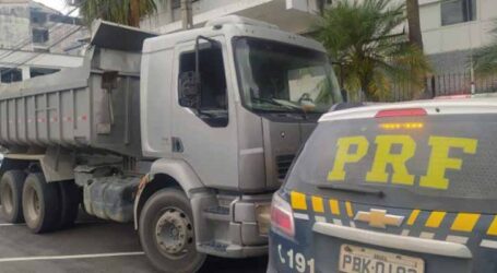 Caminhão roubado foi recuperado em MG; motorista foi preso pela PRF