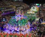 A trama que fascina: como o enredo das escolas de samba reconstrói a identidade do Brasil