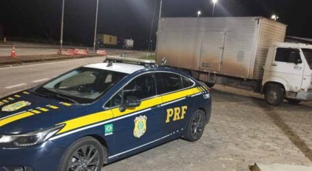 PRF recupera caminhão furtado e prende o condutor na BR 381 em Oliveira
