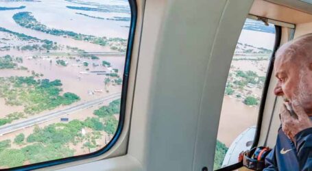 Presidente Lula sobrevoa áreas atingidas por enchentes no Rio Grande do Sul
