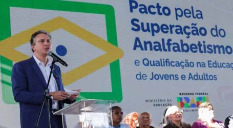 Governo federal faz pacto para alfabetizar brasileiros com mais de 15 anos