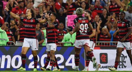 Flamengo marca no fim, vence o Bahia e lidera o Brasileirão