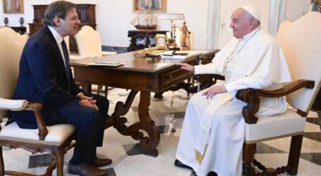Fernando Haddad presenteia papa Francisco com cuia de chimarrão e livro