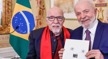 Lula lança selo dos Correios em celebração ao livro O Alquimista de Paulo Coelho