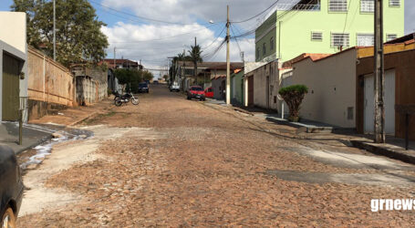 Empresa receberá quase R$ 490 mil para asfaltar trechos de duas ruas na Vila Ferreira. Município estimava pagar cerca de R$ 550 mil