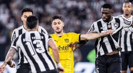 Botafogo goleia Peñarol e coloca pé na final da Libertadores