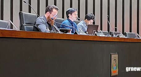 Léo Xavier preside reunião da Câmara Municipal pela primeira vez, destacando participação popular e aprovação de projetos relevantes