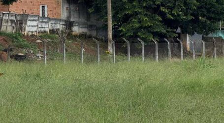 Vereador cobra limpeza no campo de Ascensão e critica ineficiência da gestão pública. Secretário teve que pegar roçadeira para iniciar o serviço