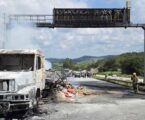 Incêndio destrói carreta carregada com suplemento para gado no trevo de acesso a Antunes na BR-262