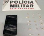 Suspeito de tráfico de drogas é preso após dispensar entorpecentes em área de mata em Pará de Minas