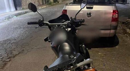 Agentes da GCM apreendem motocicleta com irregularidades no Centro de Pará de Minas. Condutor também não era habilitado