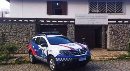Mulher é detida por suspeita de maus-tratos e agressão à filha em Pará de Minas. Caso foi descoberto após denúncia anônima