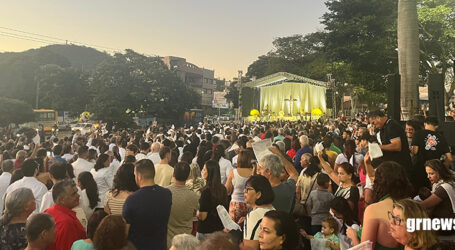 Solenidade de Corpus Christi reúne multidão de católicos de todas as paróquias de Pará de Minas na Festa da Unidade. Veja imagens