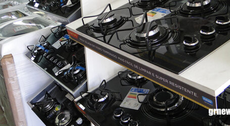 Comércio varejista freia queda e registra leve alta em agosto