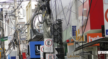 Vereadora cobra ação da prefeitura sobre emaranhado de fios soltos e riscos constantes. Lei existe, mas falta fiscalização em Pará de Minas