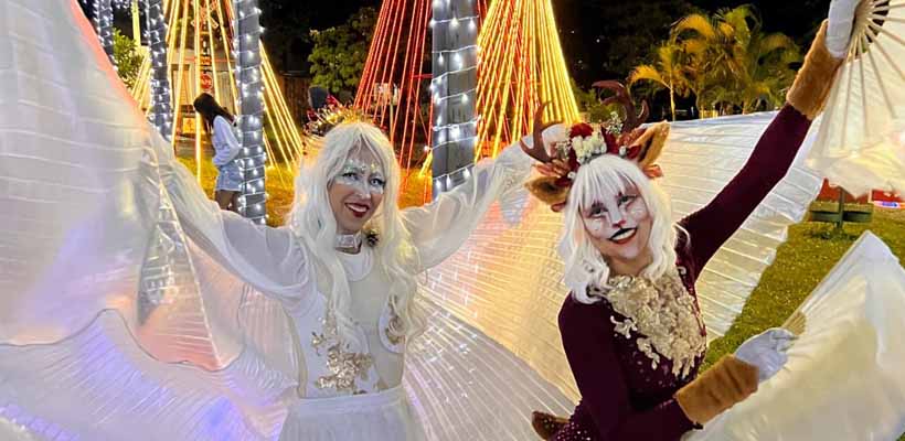 Cortejo mágico do Circo da Meia Noite abre o Natal Encantado em Pará de Minas. Espetáculo itinerante leva fantasia, arte e inclusão às ruas