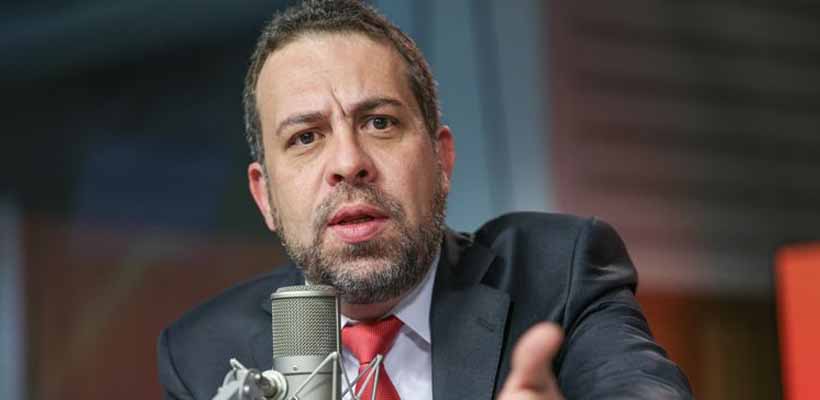 Fim da jornada 6×1 terá transição e apoio a micro e pequenas empresas, diz Boulos