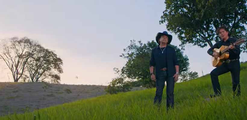 De volta às origens, Chitãozinho e Xororó lançam “Meninos de roça”. Assista