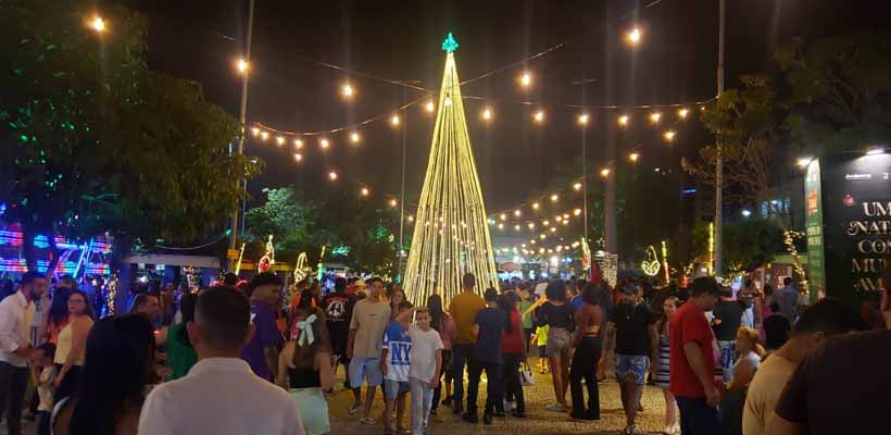 Natal Encantado transforma Pará de Minas com Vila Natalina. Casinha do Papai Noel saiu da Casa da Cultura e foi para o Coreto da Praça Torquato de Almeida