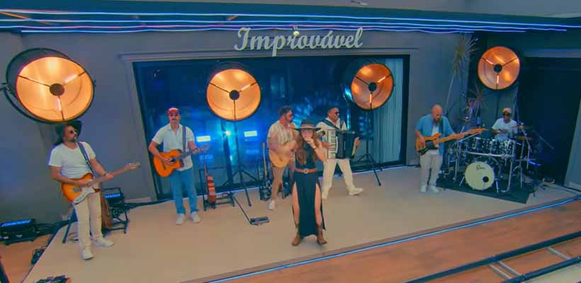 Tradição e inovação nas cordas da viola de Bruna Viola. Assista “Apostei Minha Camionete”