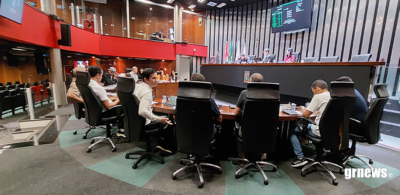 Impasse legislativo e cobrança por direitos marcam sessão agitada na Câmara Municipal de Pará de Minas