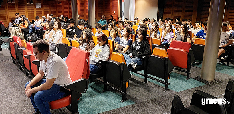 Parlamento Jovem começa em Pará de Minas com foco na inclusão social. Estudantes participam de formação política e debates sobre cidadania