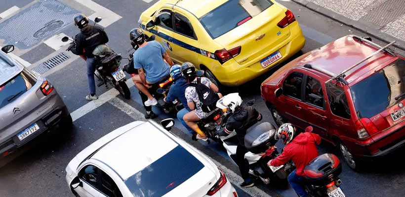 Atlas da Violência aponta que crescimento dos serviços por aplicativo transforma trânsito e eleva mortes de motociclistas no Brasil
