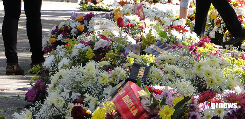 GRNEWS TV: Ela cresceu frequentando uma funerária e revela a maior lição que a morte pode ensinar