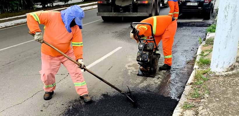 Operação tapa-buracos aplica 20 toneladas de asfalto por dia em Pará de Minas
